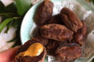 Dattes Medjool fourrées au beurre de cacahuètes, en robe de chocolat en poudre