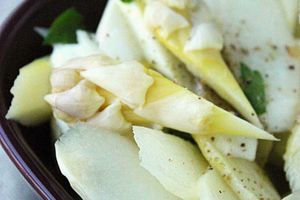 Salade d'asperges crues à l'huile d'olive