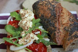 Sandwich-baguette au houmous, tomates séchées et roquette