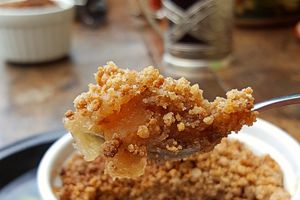 Crumble aux pommes à la purée de noisettes, vegan sans gluten ♥ une recette extraite du livre d'Alice Greetham Au vert avec Lili