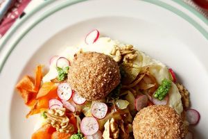 Croquettes de tofu au coeur croquant de noix, sur purée de pommes de terre et petits légumes grillés