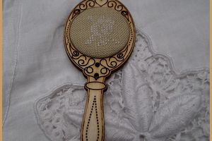 Pour l'Atelier Valéryan, mini-miroir brodé
