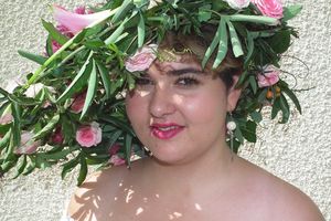 Margaux et ses fleurs... chapeau fleuri