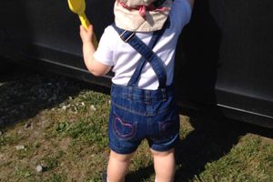 Mode bébé : Poupette en salopette