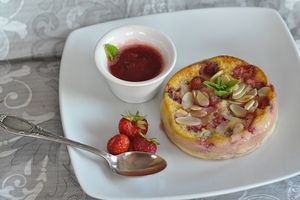 Clafoutis aux fraises, coulis de fraises cuites avec ou sans amandes