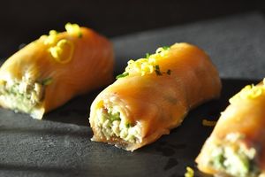 Petits roulés de saumon et avocat