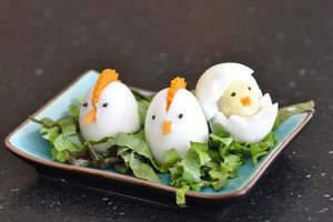 Idée déco la famille poule en oeufs durs