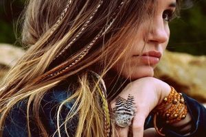 L'accessoire de l'été: des plumes dans les cheveux