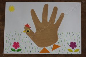 Une poule avec l'empreinte de la main