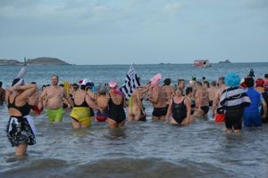 DERNIER BAIN DE L’ANNÉE A DINARD EN IMAGES