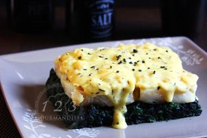 Filet de colin sur lit d'épinards et sa sauce savora