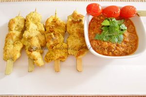 Porc Laqué, Brochettes de Poulet & Sauce Cacahuètes