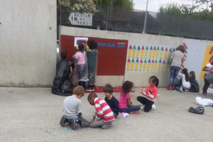 On a peint des crayons sur les murs ...
