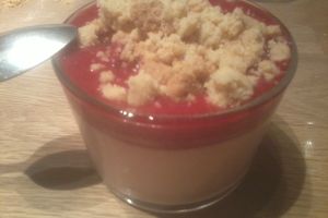 PANNA COTTA DE FRUITS ROUGES ET SON CRUMBLE