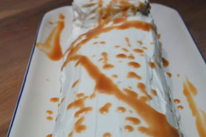 BUCHE DE NOEL POIRE ET CARAMEL AU BEURRE SALE
