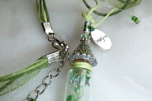 Larmes aux Nyeuses - Collier amulette au pendentif fiole miniature renfermant des larmes accordées et de la poussière magique