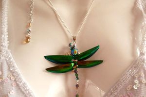 Fly me to the Moon - Collier romantique Libellule aux ailes en élytre de scarabée montée sur médaillon à secret