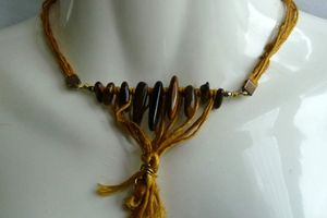 Tharkey - Collier court réglable pour homme en oeil de tigre et chanvre népalais fait-main