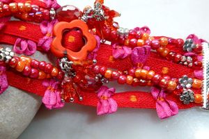 LAJILI - Bracelet manchette façon multi-rangs aux perles de cristal, howlite et rocailles sur galon coton fantaisie