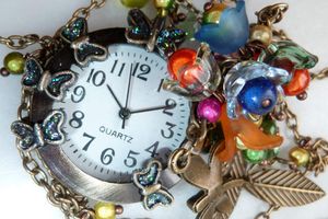 Fraîch ' Heure - Collier sautoir montre à quartz aux papillons, fleurs lucite et perles magiques couleur printemps