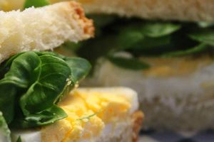 Sandwich chevre oeuf mache