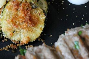 Courgettes en croûte de parmesan et brochette de boeuf au paprika