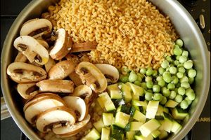 One pot pasta courgettes, petits pois, champignons