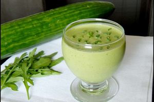 Soupe froide de concombre à la roquette