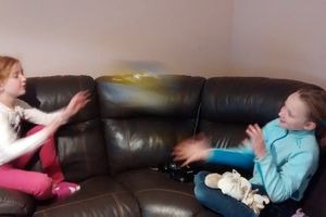 A quoi jouent-ils? Mini bac avec un ballon