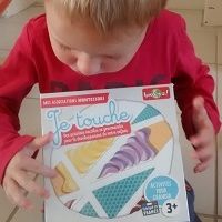 Découvrir le sens du toucher avec un jeu Montessori