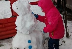 L'enfant et la neige: petits jeux et expériences scientifiques.