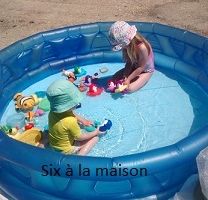 Avec le soleil, on joue dans la piscine et les dauphins ;)