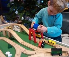 Notre Petit train en bois + table de jeu