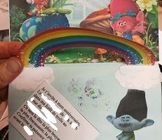 Invitations d'anniversaire sur le thème les Trolls - DIY