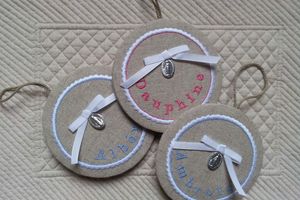 Cadre naissance brodé et médaille miraculeuse