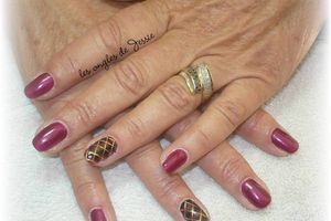 manucure bordeau et nailart losanges or