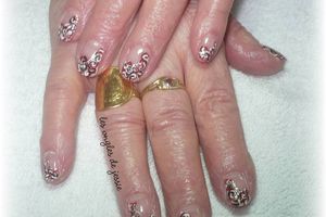 Embellissement d'ongles naturels en rouge et noir