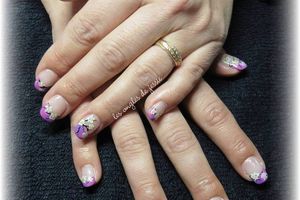 French rose-violet et petites fleurs de printemps