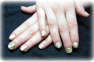 Manucure blanc ethnique sur paillettes d'or