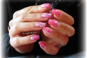 manucure rose marbrée et sable de velours