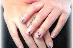embellissement d'ongles naturels en trais noir abstrait