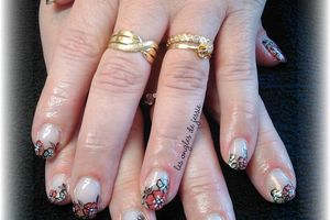 Nailart en fleurs corail et or