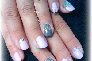 manucure rose et gris avec paillettes et piercing