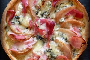 Tarte toute simple au roquefort, jambon et poire