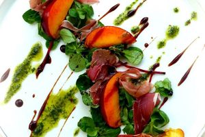 Nectarines, jambon fumé et basilic