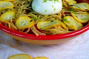 Spaghettis, burrata, courgette, poivrons et citron vert
