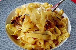 Pâtes aux oignons et sauce au comté