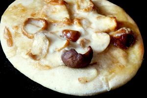 Pizza aux cèpes, scarmorza fumée et truffe
