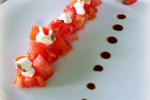 Salade de tomates, fraises et scamorza fumée