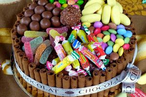 Gâteau d'anniversaire straciatella et bonbons
